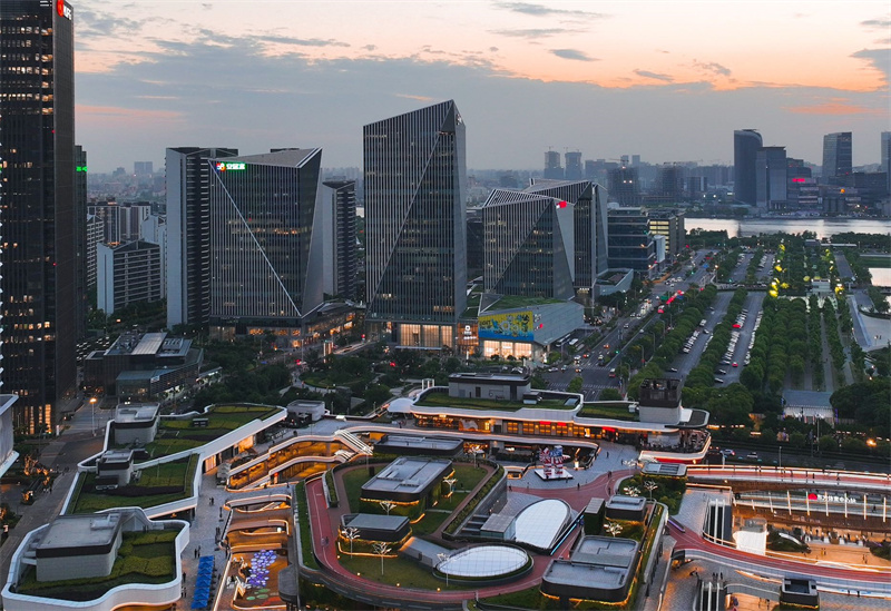 晶耀前滩标准层办公空间实景
